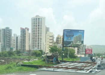 जाहिरात फलक कोसळले