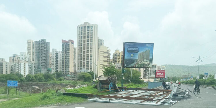 जाहिरात फलक कोसळले