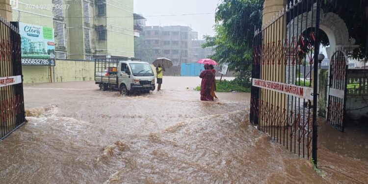 रायगडमध्ये पावसाचे थैमान