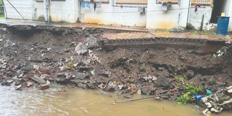 कावेरी सोसायटीची सुरक्षा भिंत कोसळली