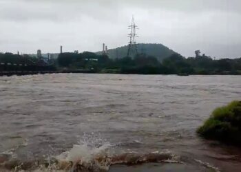 पाताळगंगाने गाठली धोक्याची पातळी