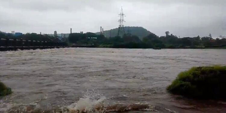 पाताळगंगाने गाठली धोक्याची पातळी