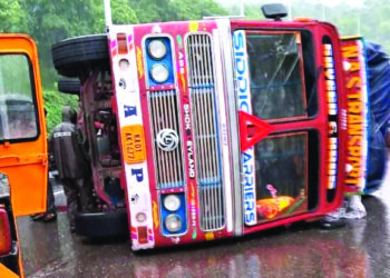 ब्रेक फेल झाल्याने ट्रक कलंडला