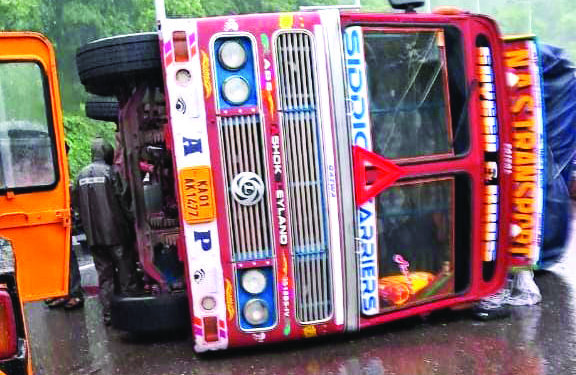 ब्रेक फेल झाल्याने ट्रक कलंडला