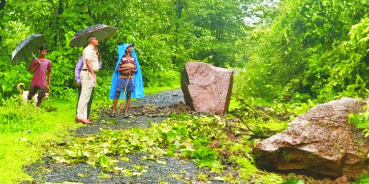 किनेश्वरवाडीच्या रस्त्यावर दरडींसोबत महाकाय दगड कोसळले