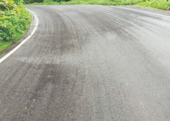 डांबरीकरणाची खडी रस्त्याबाहेर