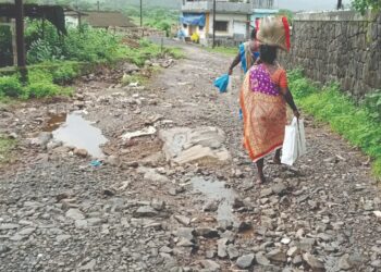 तक्का आदिवासीवाडी रस्ता गेला वाहून