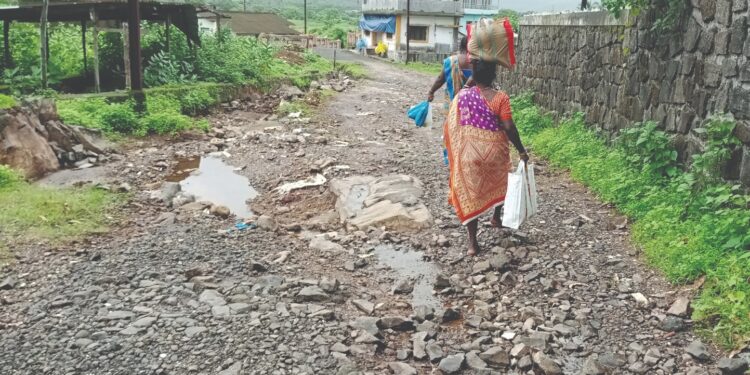 तक्का आदिवासीवाडी रस्ता गेला वाहून