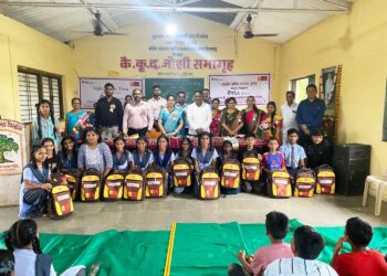 चार शाळांना शैक्षणिक साहित्य वाटप