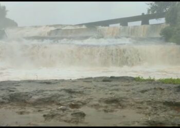 पर्यटकांना फेसाळ धबधब्याची ओढ