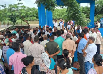 शेतकर्‍यांनी अधिकार्‍यांना धरले धारेवर