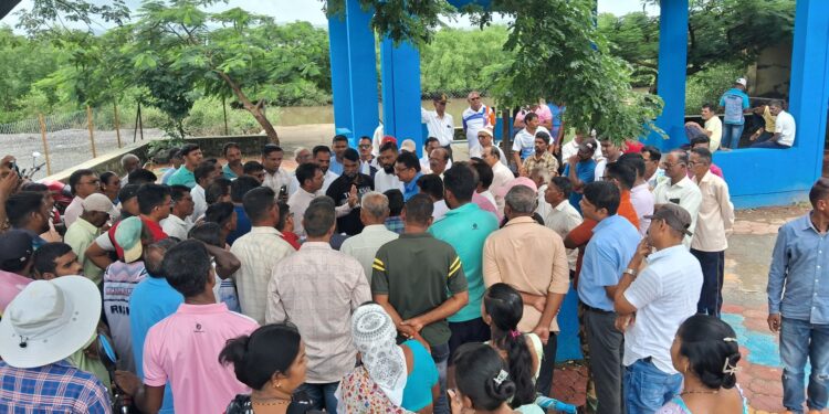 शेतकर्‍यांनी अधिकार्‍यांना धरले धारेवर