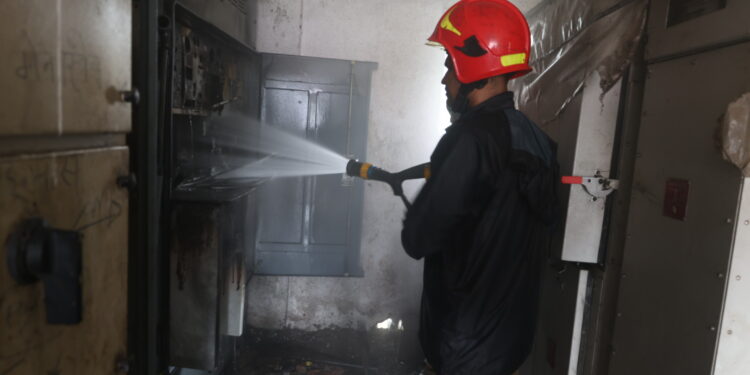 एमएसईबीच्या मेन पॅनलला शॉर्ट सर्किट