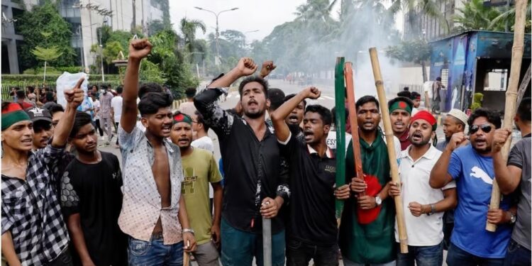 बांग्लादेशमध्ये हिंसाचार, 300 जणांचा मृत्यू; इंटरनेट बंद