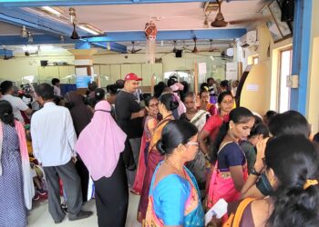 बँकांमध्ये पैसे काढण्यासाठी गर्दी