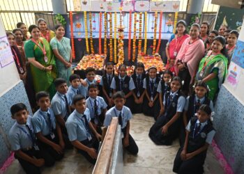 यूईएस स्कूलमध्ये दीपपूजा उत्साहात