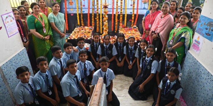 यूईएस स्कूलमध्ये दीपपूजा उत्साहात