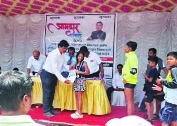 ध्रुवीचे जलतरण स्पर्धेत प्राविण्य