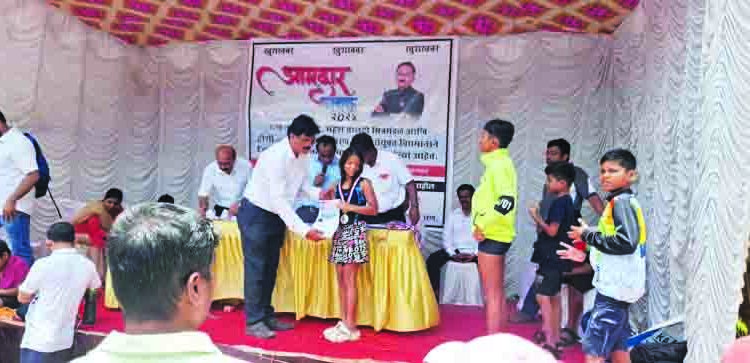 ध्रुवीचे जलतरण स्पर्धेत प्राविण्य