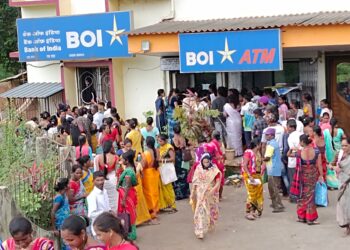 पैसे काढण्यासाठी बहिणींची बँकांमध्ये गर्दी
