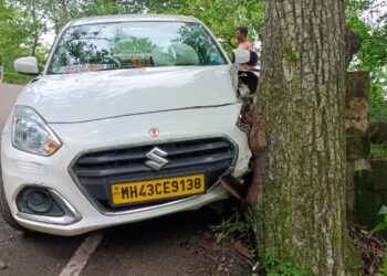 माथेरान घाटात अपघात; रस्त्यावरील खडी कारणीभूत