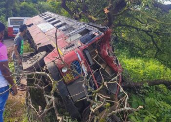 खोकरी वळणावर एसटीला अपघात; 11 जण जखमी