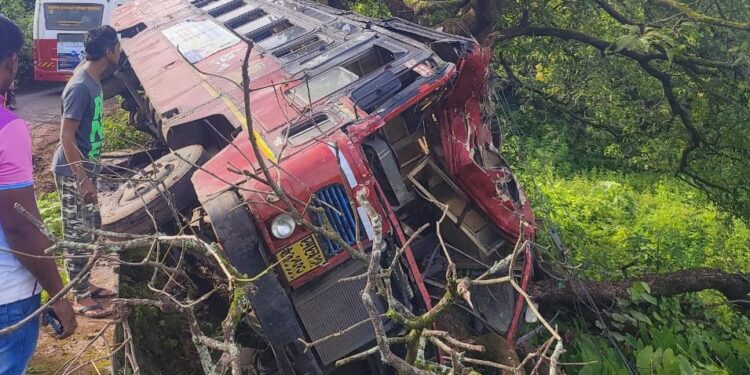 खोकरी वळणावर एसटीला अपघात; 11 जण जखमी