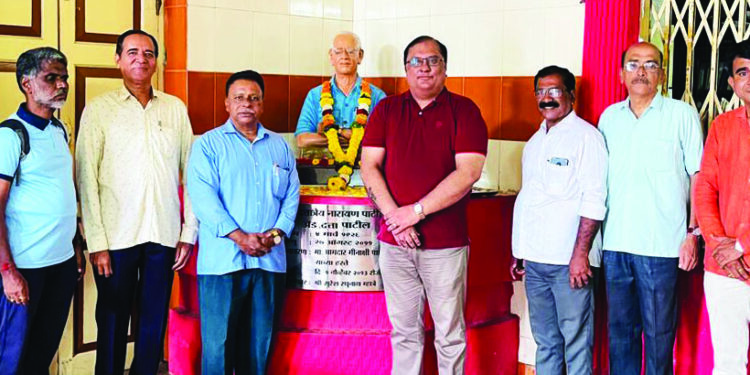 अॅड. दत्ता पाटील यांना अभिवादन