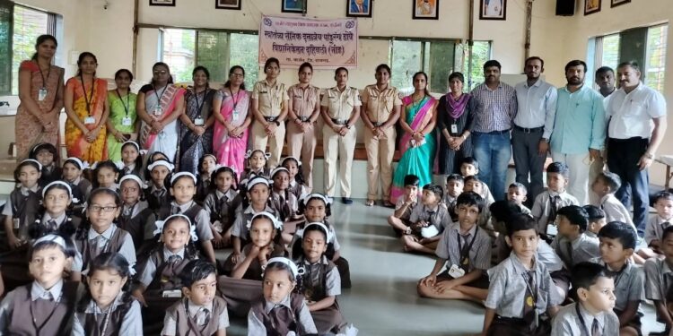 कर्जत पोलिसांची शाळांना भेट