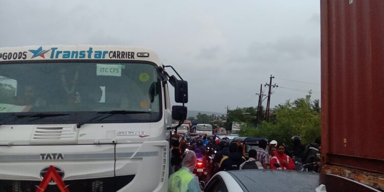 खोपटा-कोप्रोली रस्त्यावर वाहतूक कोंडी