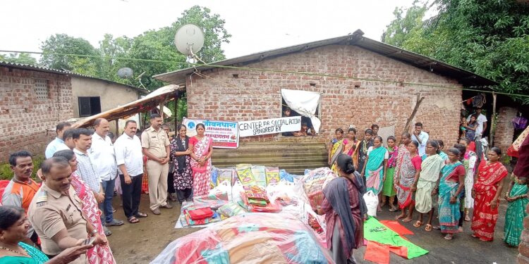 गोवे आदिवासीवाडीतील पूरग्रस्तांना मदत