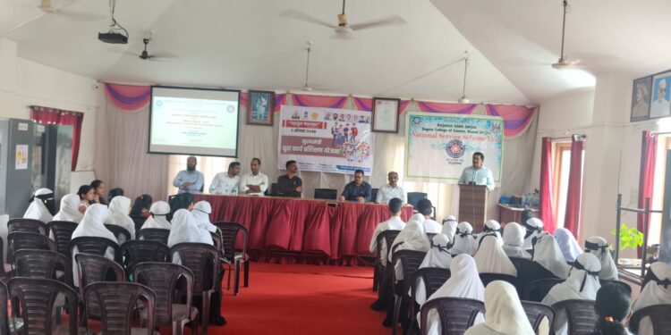 विद्यार्थ्यांना शाळेतच लोकशाहीचे धडे