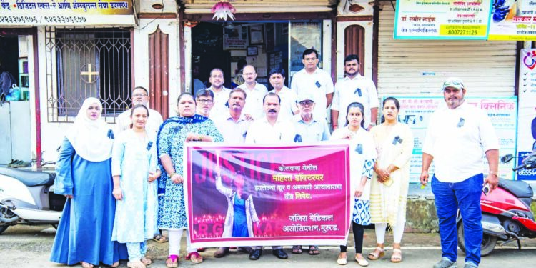 मुरूडमध्ये मुक मोर्चा काढुन निषेध