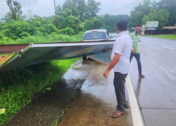 पाली-खोपोली महामार्गावर होर्डिंग कोसळले