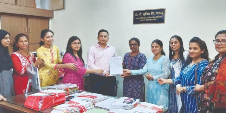 डॉक्टरांचे काळ्या फिती लावून आंदोलन