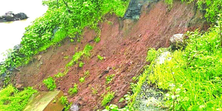 संरक्षण भिंतींनाच संरक्षणाची गरज