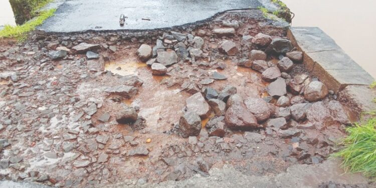 वाफेघर पूल वाहतुकीसाठी धोकादायक