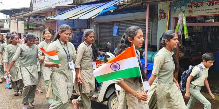 कनिष्ठ महाविद्यालय तळाच्यावतीने तिरंगा रॅली