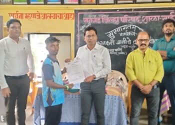 आदिवासींना जातीच्या दाखल्यांचे वाटप