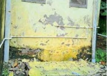 प्राथमिक आरोग्य केंद्राची इमारत धोकादायक