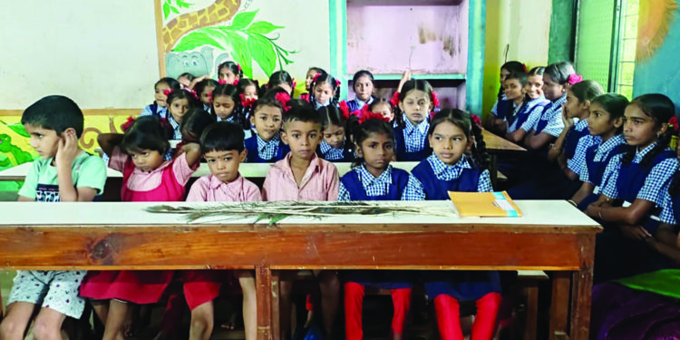 शैक्षणिक साहित्याचे वाटप