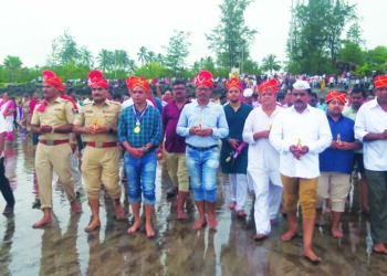 शासकीय नारळ समुद्राला अर्पण