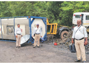 कशेडी घाटात केमिकल टँकर कलंडला