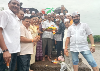 सावित्रीला नारळ केला अर्पण