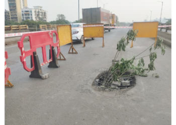 तळोजा एमआयडीसी पुलाला भगदाड