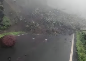 अणुस्कुरा घाटात दरड कोसळली