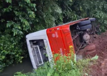 एसटी बस उलटली; नऊ जण जखमी