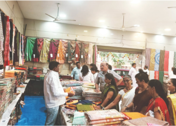 पनवेलमध्ये हातमाग-यंत्रमाग कापड प्रदर्शनाला ग्राहकांचा प्रतिसाद