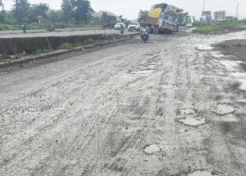 निर्माणाधीन उड्डाणपुलांच्या रस्त्याची चाळण