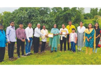 शेतकर्‍यांचा बांधावर जाऊन सन्मान